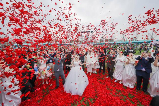 上海举行百对新人集体婚礼