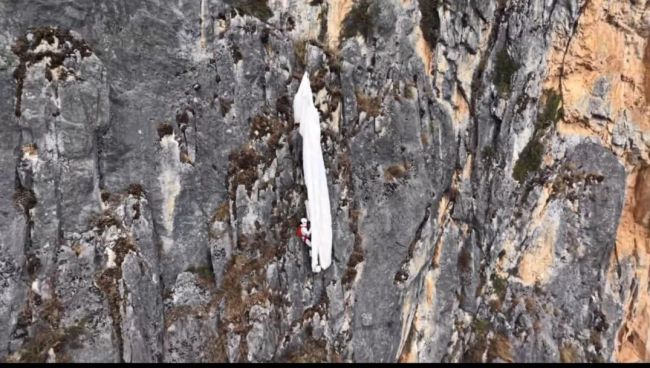 女子跳伞遇险 被困300米悬崖5小时