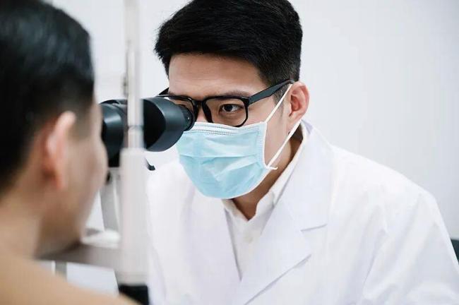 眼睛出现这两类情况要立刻就医 突发视力下降需警惕