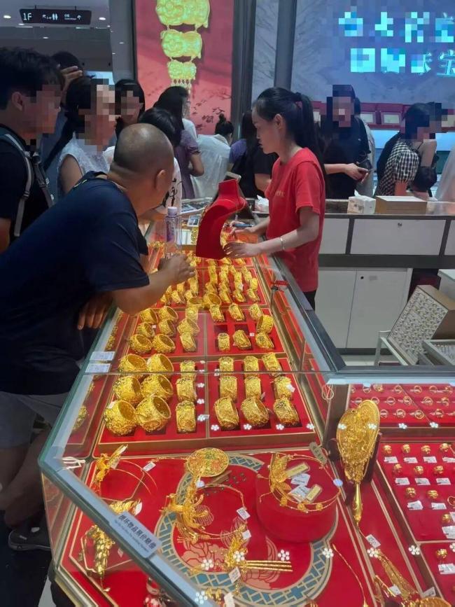 黄金连续大跌 探访长沙金店