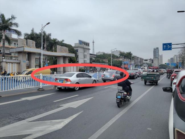 汽车撞上护栏栏杆插入驾驶室 司机幸运逃过一劫