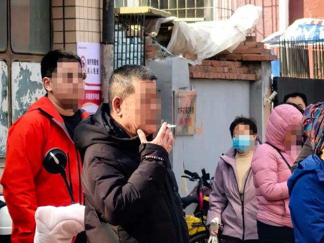 20分钟近10名家长在校门口吸烟 孩子被迫吸二手烟