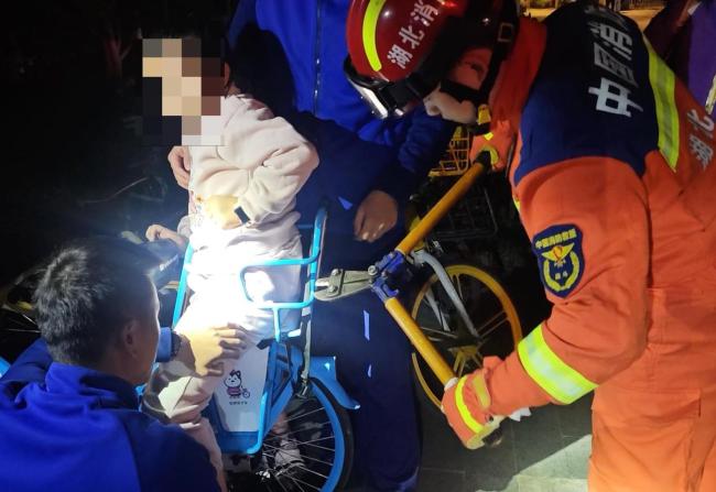 违规亲子共享单车再现：车从哪儿来 安全隐患引担忧