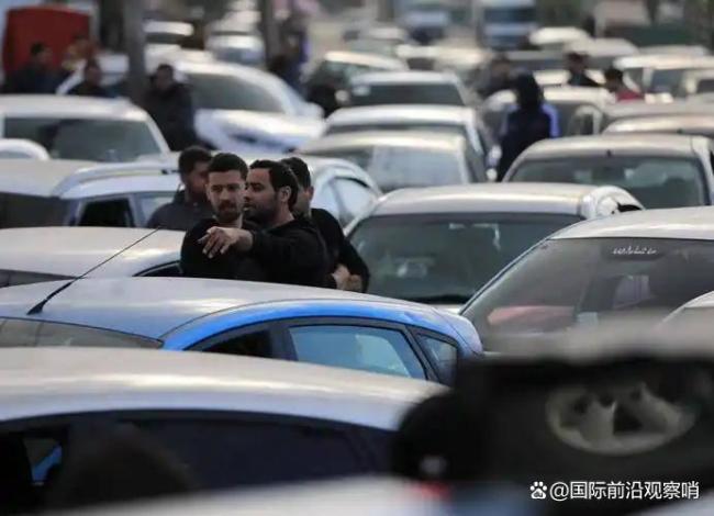 加油站排队100多米，再打钱包就撑不住了 油价飙升引发焦虑