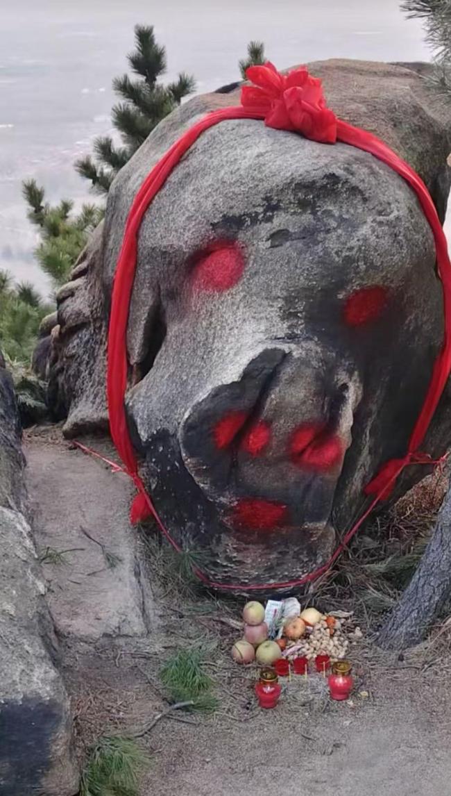 山东平度老母猪石遭涂鸦
