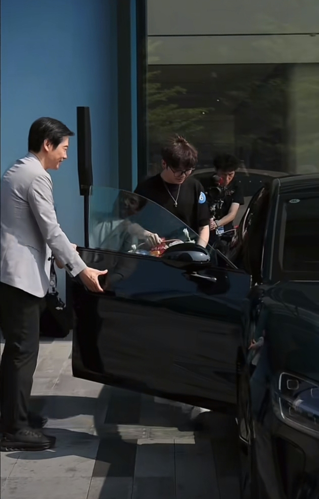 雷军为新一代小米SU7首批车主交车