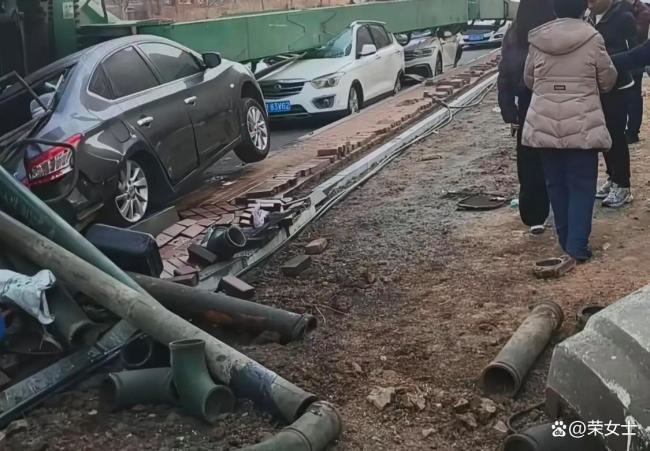 大连一泵车侧翻砸中多辆汽车 谁的“马路杀手”？
