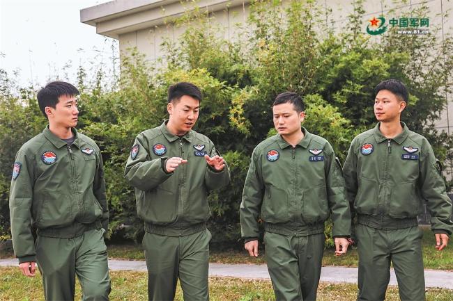 飞行员担任副政治教导员之后 思想工作融入战位