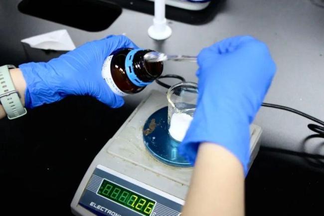 “化妆品”课热度极高！高校回应 学生亲手制口红