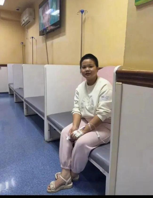 地铁吐血擦净地板女孩已转到华西医院 善举感动众人