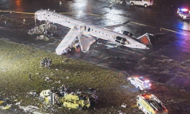 纽约机场客机机头瞬间被撕成碎片 深夜惊魂撞车事故