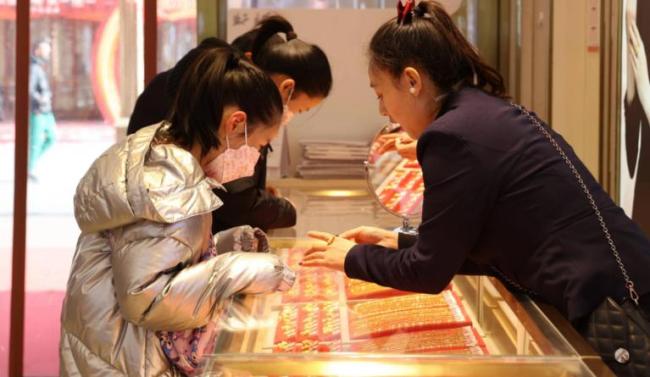 国内金价大幅下落 黄金市集惊魂动魄的暴跌