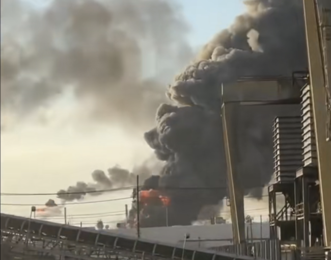 一声巨响后房子剧烈抖动！美国最大炼油厂之一爆炸，俯拍画面曝光！ 火势已控制无伤亡