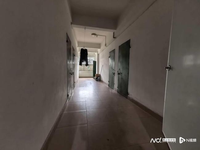 申军良携子重回被拐出租屋 回忆往事心情迥异