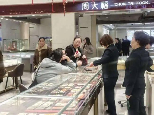 金价九连跌周大福涨价暂缓 消费者心态复杂