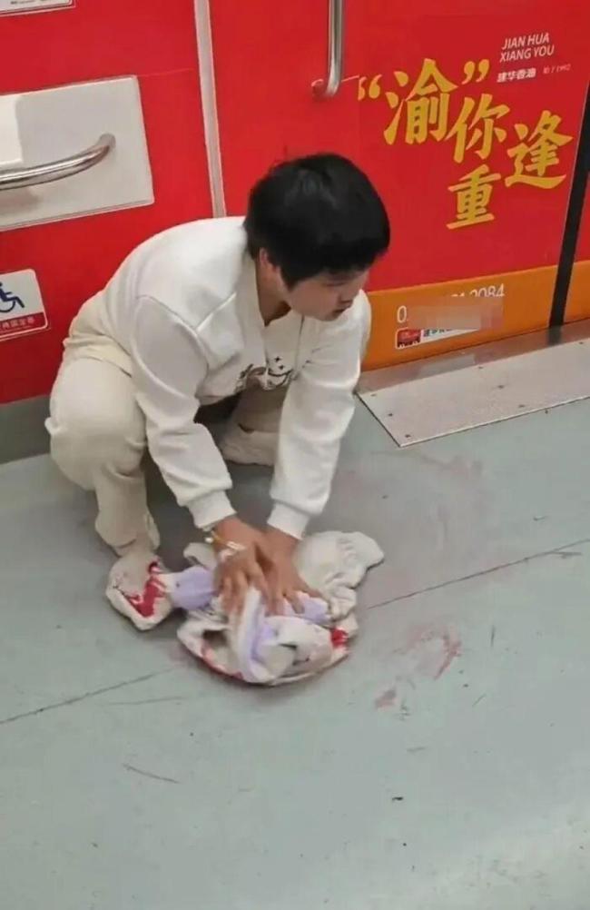 “重庆地铁吐血”女孩病情恶化