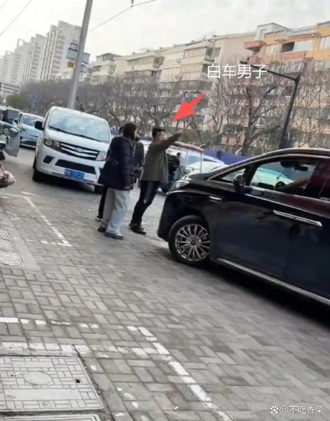 男子与黑车发生冲突后“报复” 头撞车闹剧引发热议