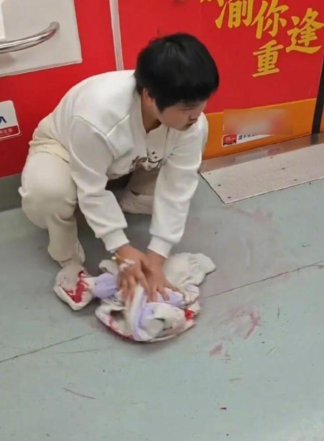 地铁吐血女孩不停收到转账提示