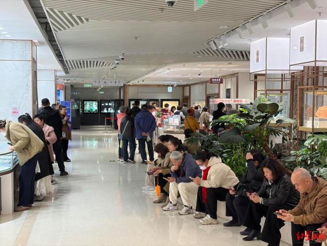 有金店10克20克重投资金条卖断货 金价下跌引发抢购热潮