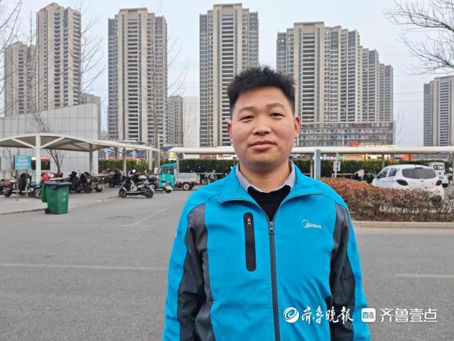 小伙钻车踹窗与市民合力救人