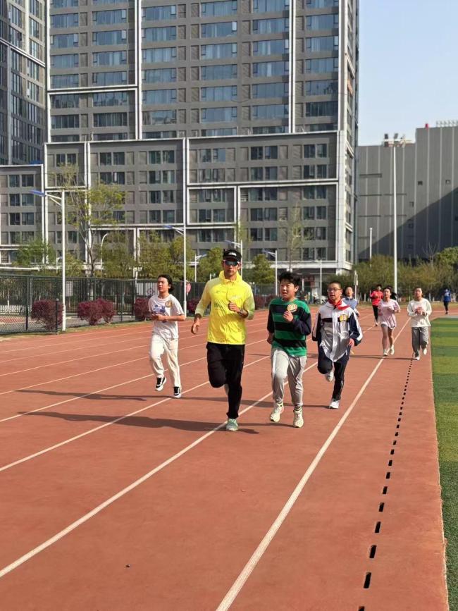 科学老师跑马拉松 还带一群孩子追风 破风少年团的奔跑故事