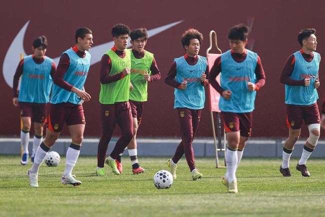 陪看U23国足vs泰国 练兵中成长对决突破