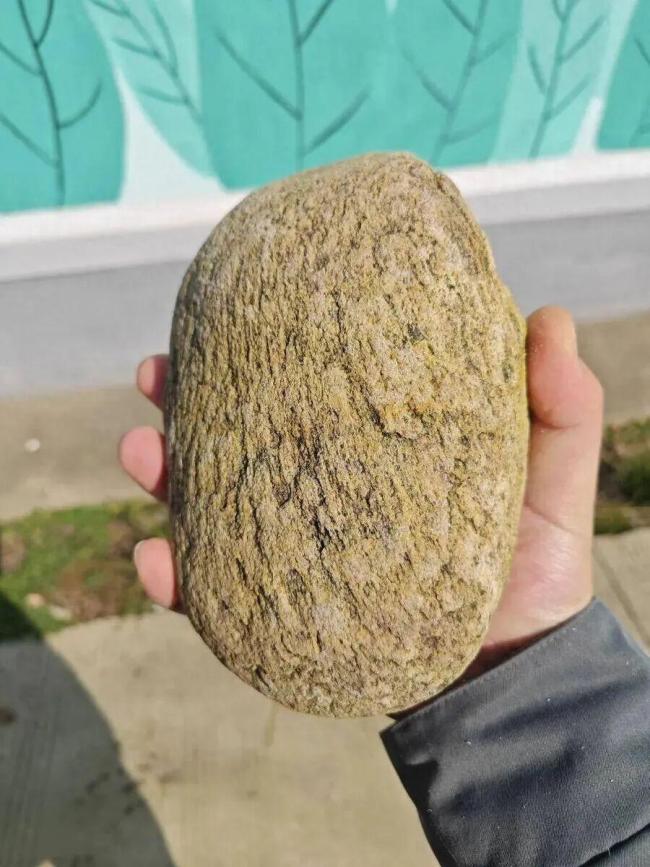 平平无奇压锅石何以引万千网友共情