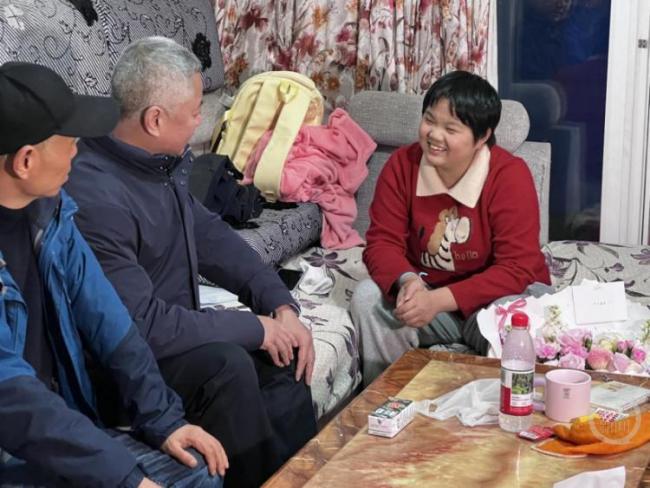 重庆地铁吐血女孩已收到30余万捐款 善举感动全网