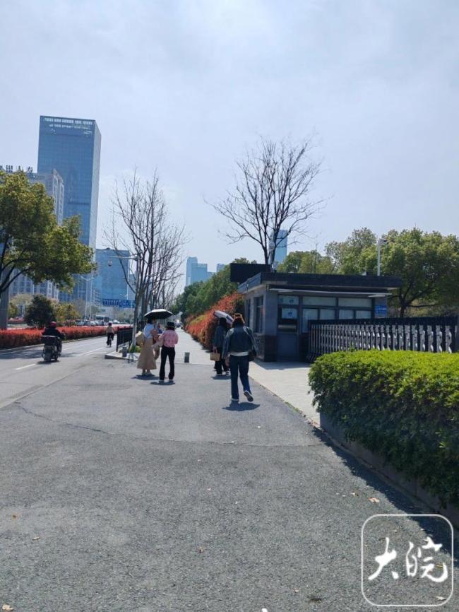 合肥街头现“早穿棉袄午穿纱”景象 气温骤升市民换装忙