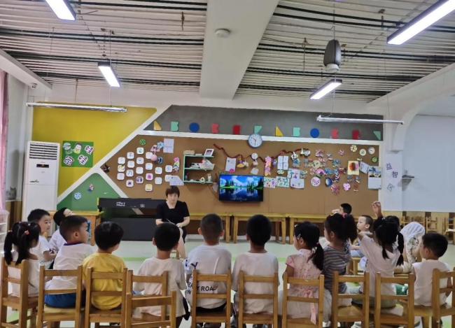 萌娃口袋里装满了“西瓜虫”