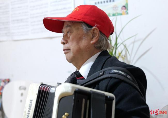 82岁教师乘首班公交翻山送教4年