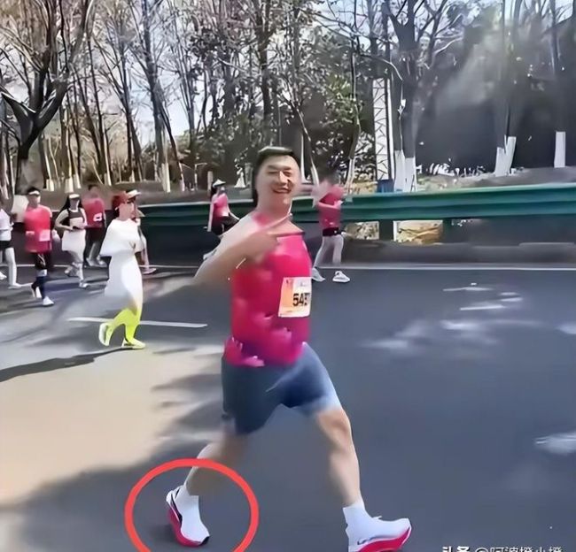 张雪峰日常骑电动车接送女儿 突然离世引惋惜