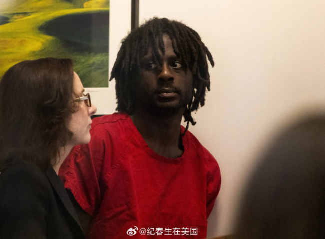 国外孕妇遭摩托车枪手背后连开数枪