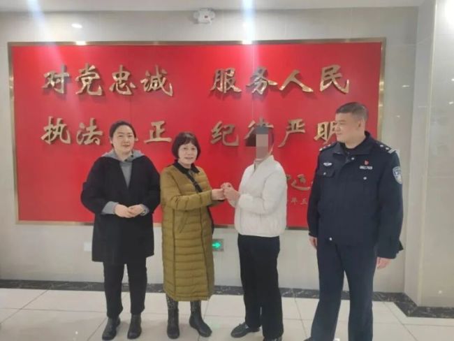 女子捡到黄金手镯主动报警 暖心接力寻回失主