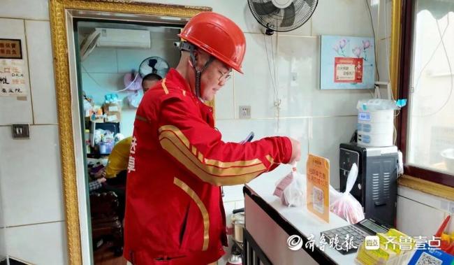 小伙横店演“公公”走红 日入四位数 从群演到专业户的逆袭