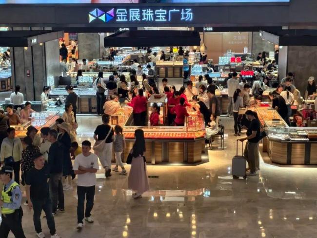 金价波动有人请假去水贝买金