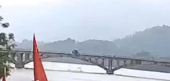 挖掘机撞坏大桥栏杆落水