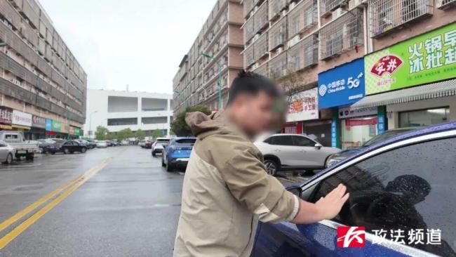 违停被贴不干胶 车主称方式太粗暴 居委会行为引争议