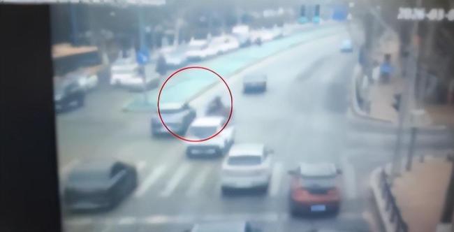 67岁老人闯行红灯遭三车连撞 家属愿担责求共渡难关