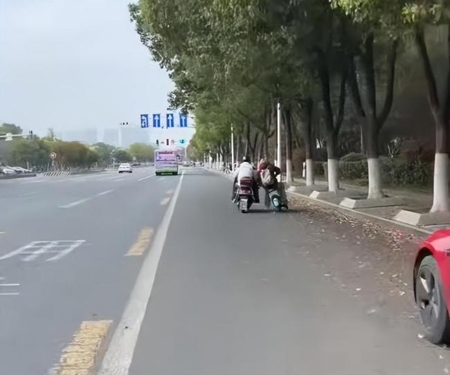 大爷与小伙口角后将其别倒逃离 事件引发警方介入调查