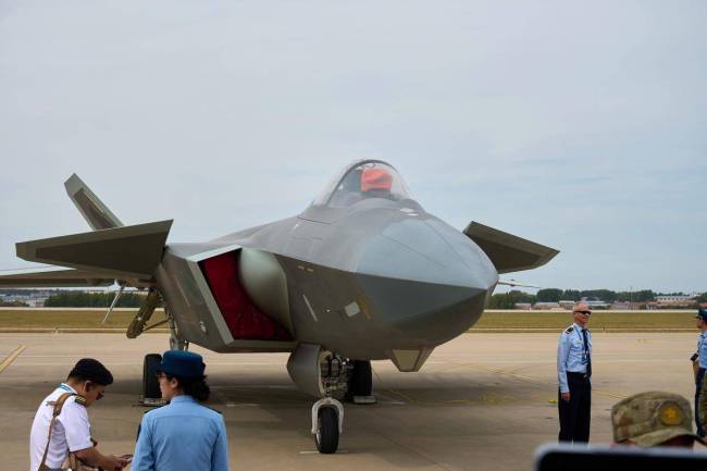 全球唯一双座隐身战机！解析歼-20S 开启有人-无人协同新纪元