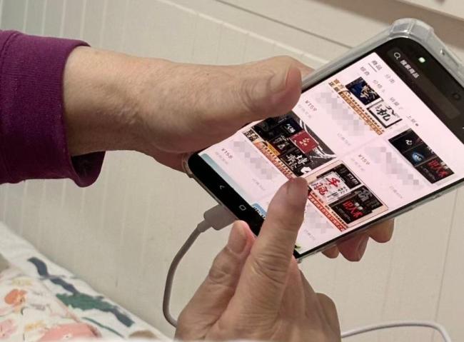 奶奶恋爱了 深夜对“建国”说情话 AI情感陷阱背后的真相