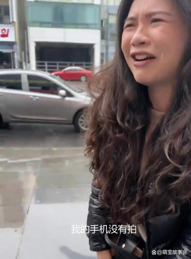 韩国女子怒抢中国游客手机 异国维权难