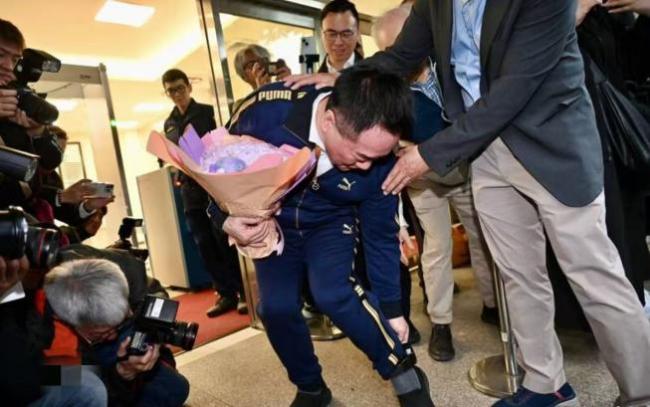 蔡正元入狱服刑 面带笑容走上囚车 支持者高喊“司法不公”