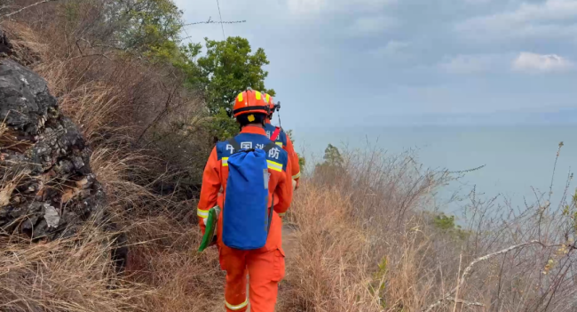 男子擅入洞穴探险被困15米深洞底