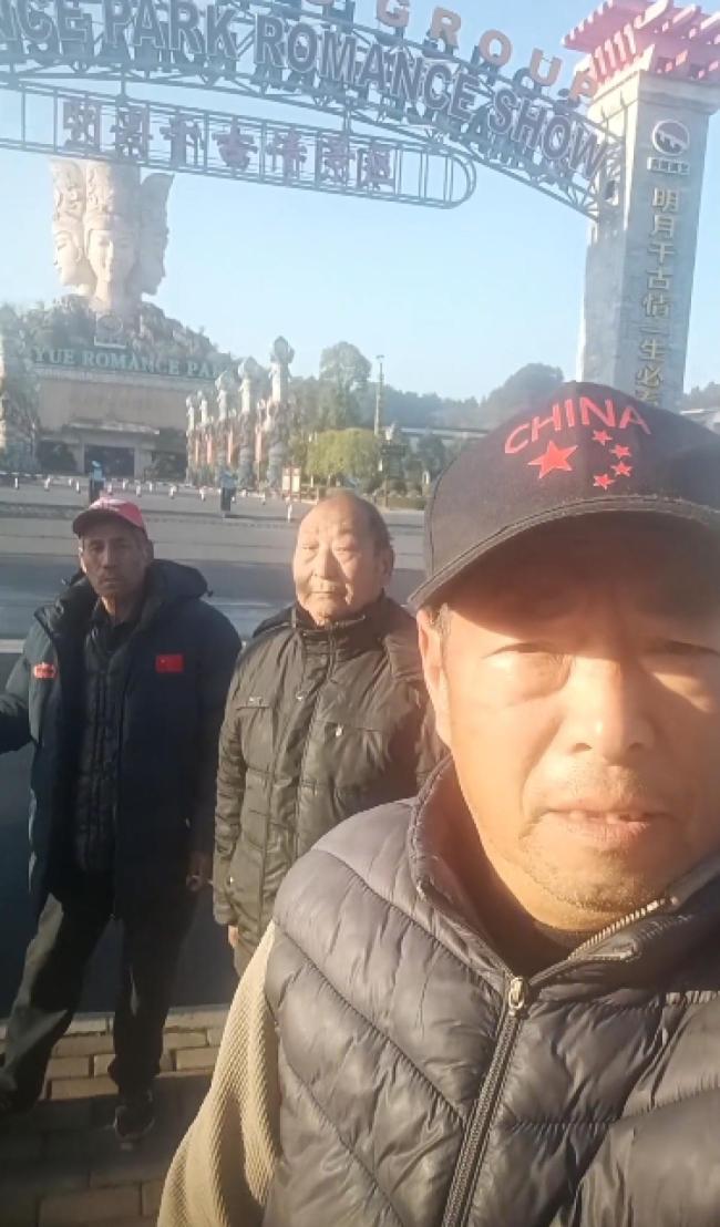 仨大爷自驾前签免责协议 古稀之年追梦行