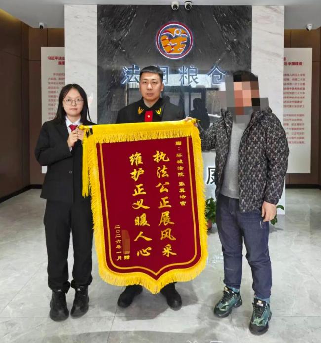 男子结婚遭家暴 身高1米8不敢回家