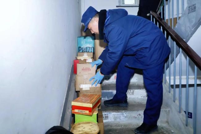 [北京]失独老人网购成瘾家中清出10车杂物 孤独引发的囤积症