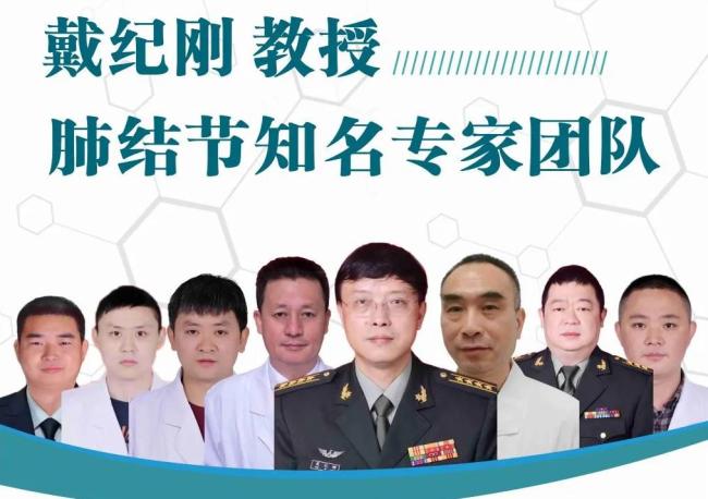 蹲地讲病情的军医找到了 热心助人获赞