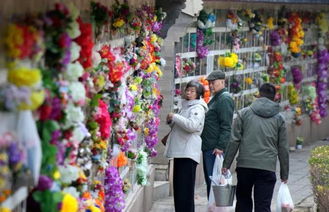 北京今天迎首个清明祭扫高峰日 便民服务温暖人心
